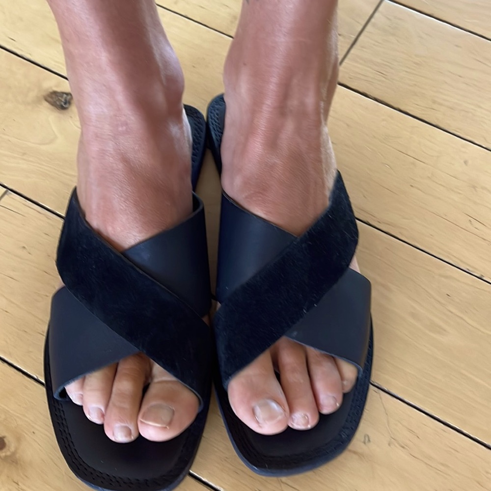 Criss cross sandals in black leather and suede. Size 37 worn once.